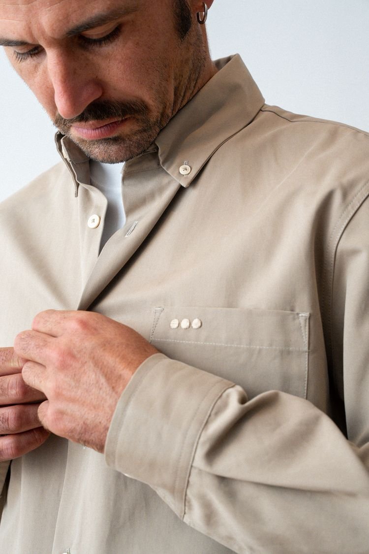 Détail du poignet et des boutons de la chemise Lord beige.