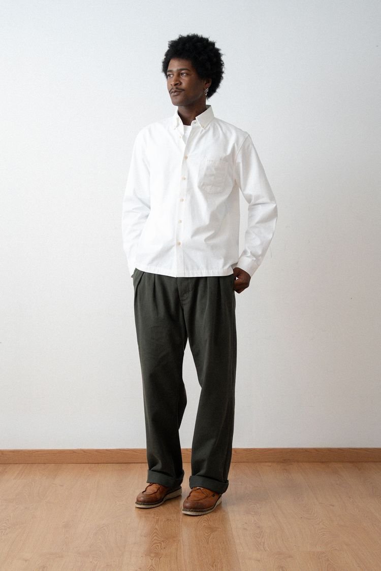 Chemise Lord blanche portée avec un pantalon vert foncé, en pied.