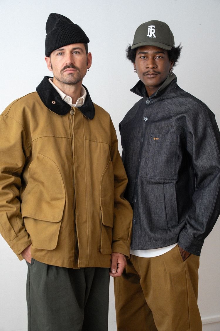 Deux mannequins côte à côte, veste moutarde et veste en denim foncé.