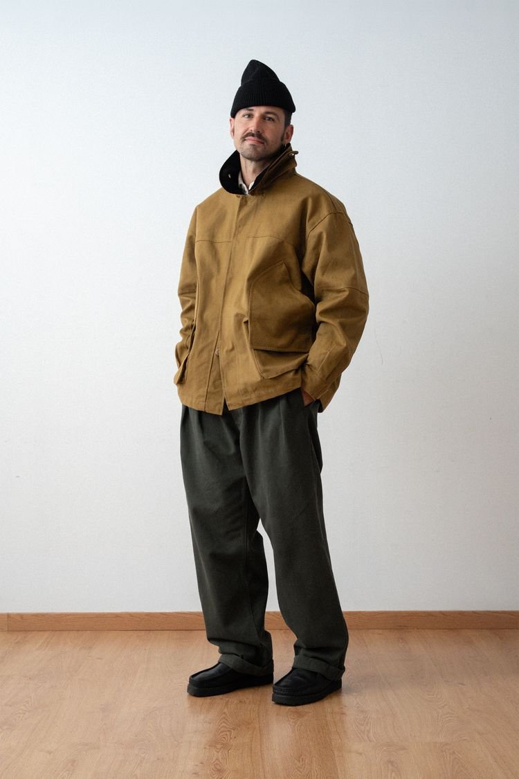 Veste Boréal cognac et pantalon vert foncé, en pied.