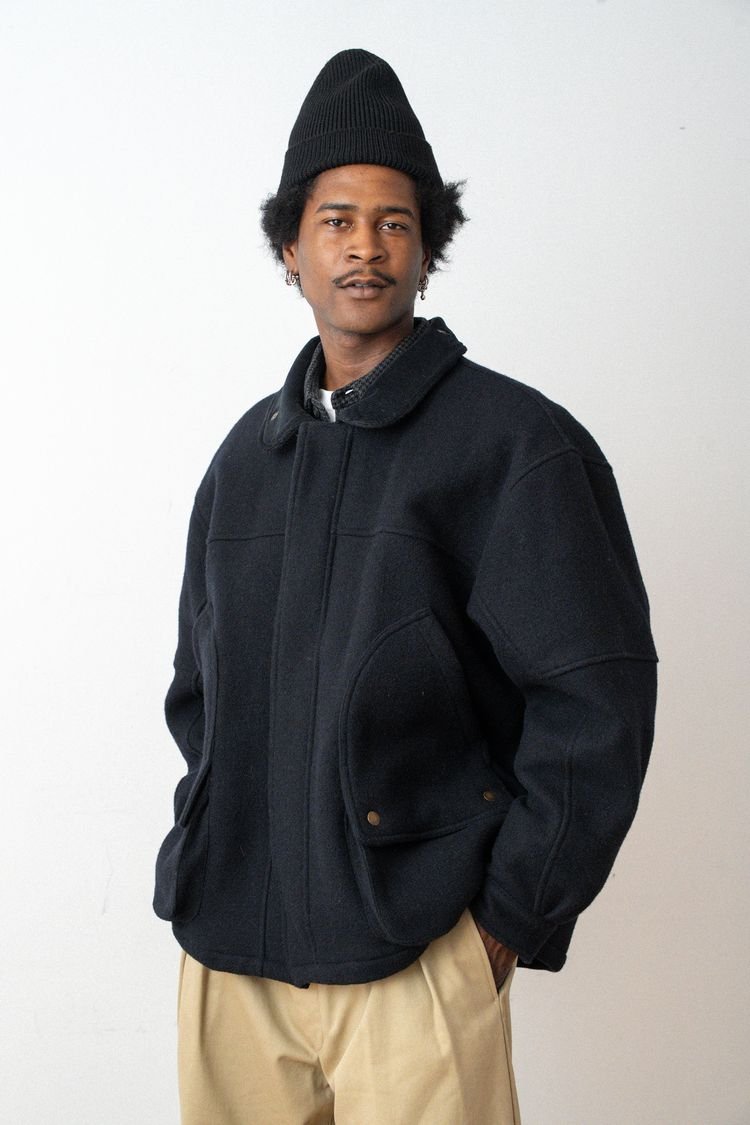 Veste Boréal en laine bleu marine, vue à la taille.