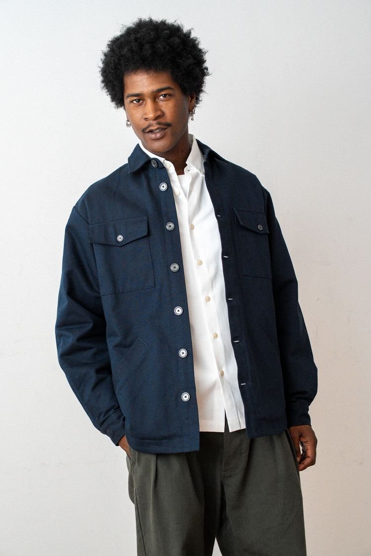 Veste Buddy matelassée bleu marine sur chemise blanche.