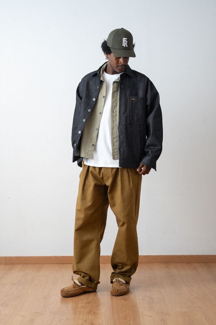Veste Dune en denim noir et pantalon cognac, en pied.