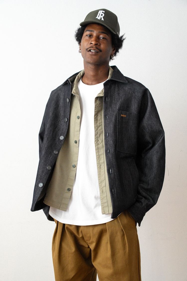 Veste Dune en denim noir portée ouverte, vue à la taille.