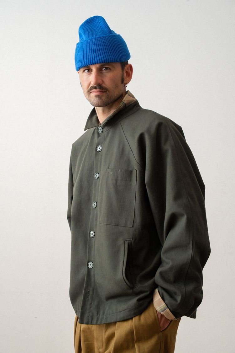 Veste Dune kaki et bonnet bleu vif, vue à la taille.