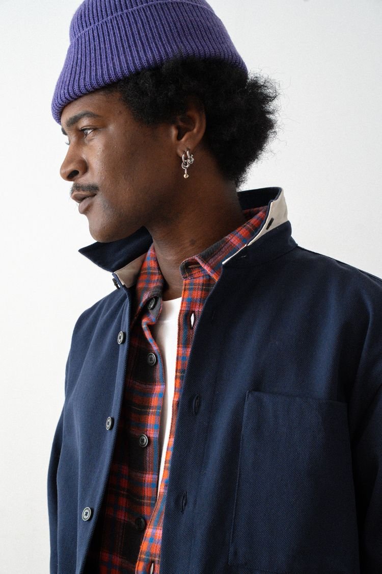 Veste Dune bleu marine sur chemise à carreaux, de profil.